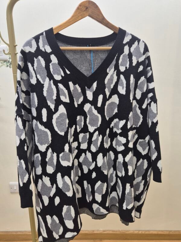 2026/01/1000387916-scaled.jpg V-Neck Relaxed Grey/Black Leopard Print Jumper
