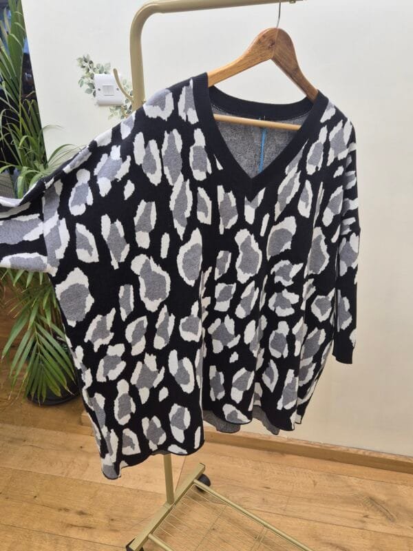 2026/01/1000387918-scaled.jpg V-Neck Relaxed Grey/Black Leopard Print Jumper