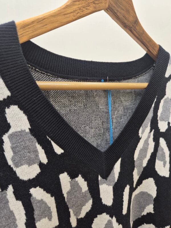 2026/01/1000387919-scaled.jpg V-Neck Relaxed Grey/Black Leopard Print Jumper