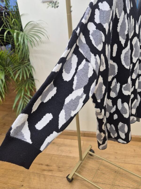 2026/01/1000387920-scaled.jpg V-Neck Relaxed Grey/Black Leopard Print Jumper