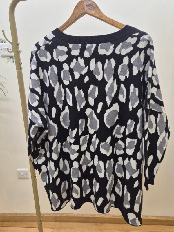 2026/01/1000387921-scaled.jpg V-Neck Relaxed Grey/Black Leopard Print Jumper